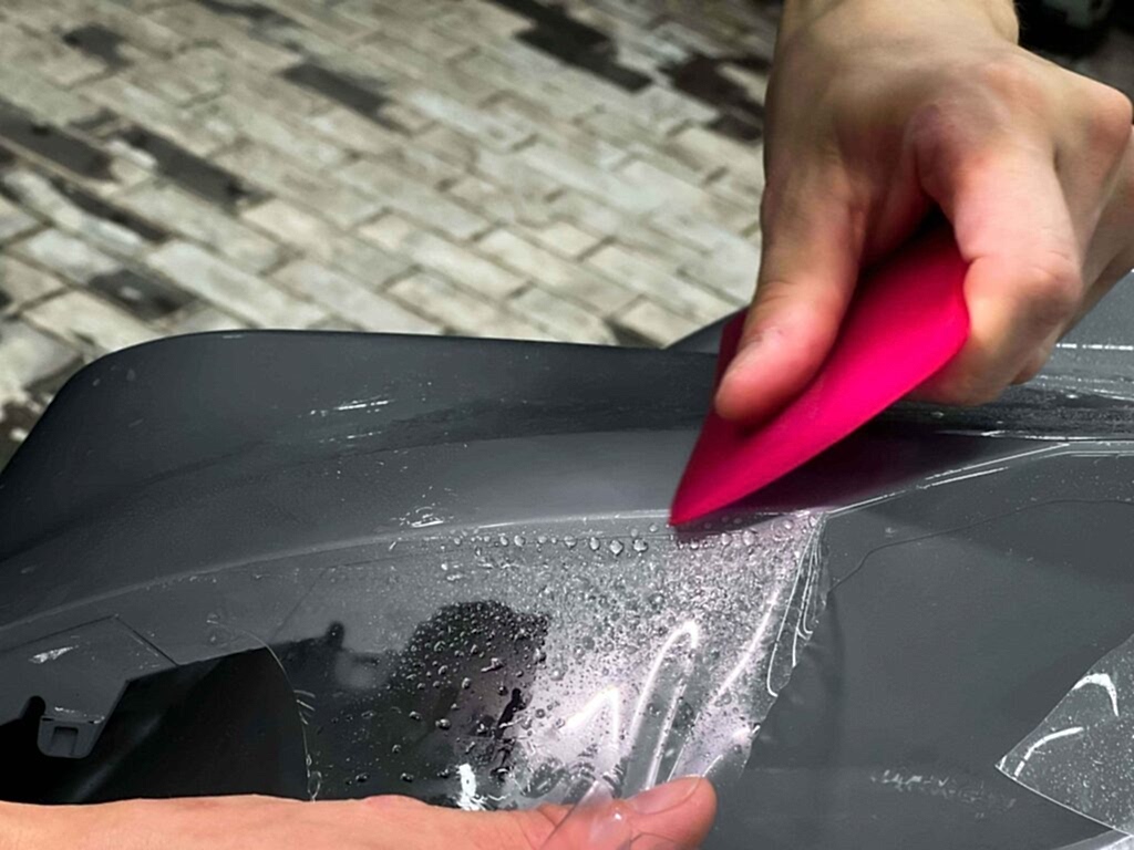 Оклейка кузова авто антигравийной пленкой